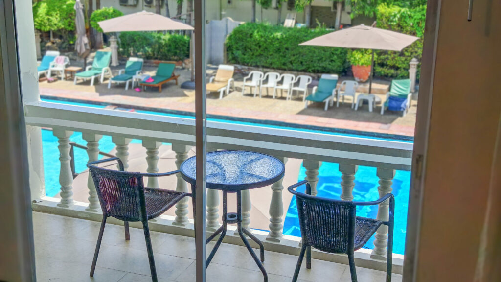 Windmill Resort : Deluxe Pool View Room