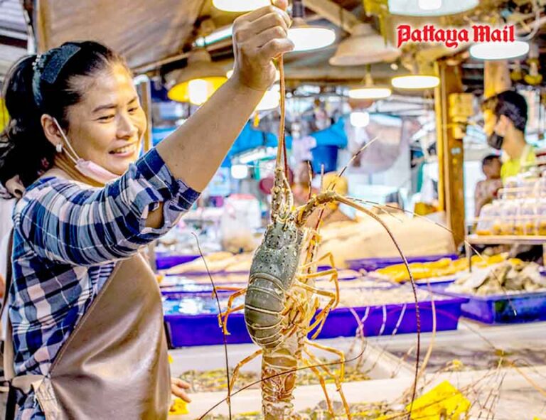 Pattaya-News-4-Mar-01-04-Pattaya-Larn-Pho-seafood-and-sunset-lure-tourists-pic-8